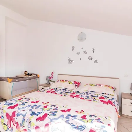Gorgeous Home In Vodnjan With Kitchen *