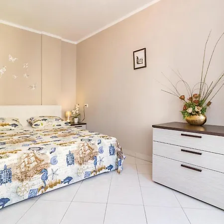 44 With Outdoor Swimmingpool Hébergement de vacances