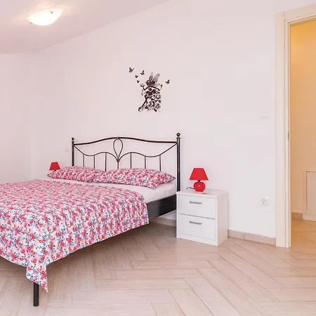 Gorgeous Home In Vodnjan With Kitchen