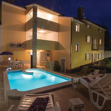 Hébergement de vacances 44 With Outdoor Swimmingpool Vodnjan
